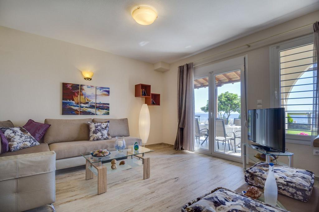Villa Nefeli - Akti Salonikiou A Ayios Nikolaos Bagian luar foto
